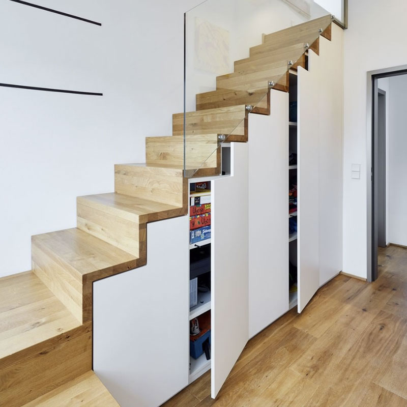 Treppe mit Winkelstufen aus Massivholz