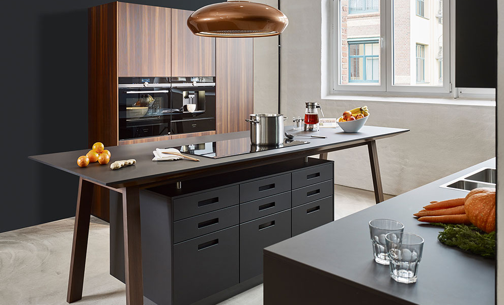 Kleiner Küchentisch mit Herd und Naturholz Schränke  Kleiner Küchentisch mit Herd und Naturholz Schränke