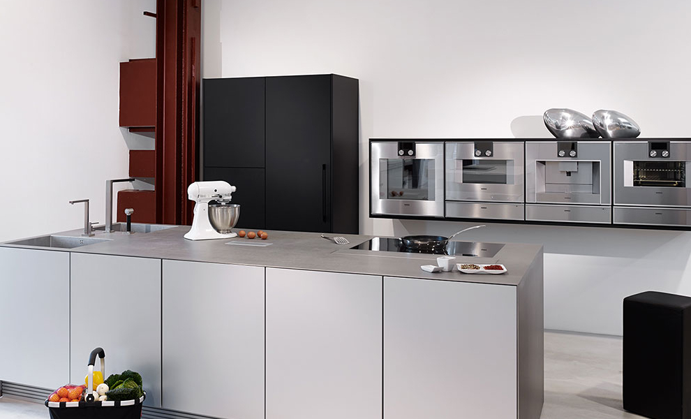 Graue Kücheninsel mit schwarzem Schrank an der Wand und an der Wand Hängenden Küchengeraten Graue Kücheninsel mit schwarzem Schrank an der Wand und an der Wand Hängenden Küchengeraten