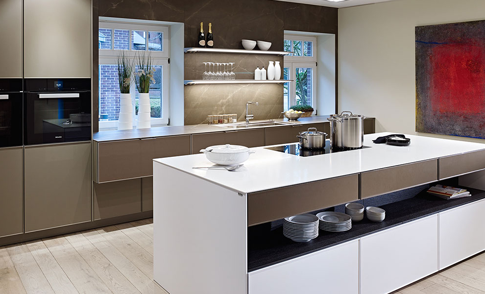 Weiße Kücheninsel mit Hell Brauner Küchenleiste und Küchengeräten.  Weiße Kücheninsel mit Hell Brauner Küchenleiste und Küchengeräten.