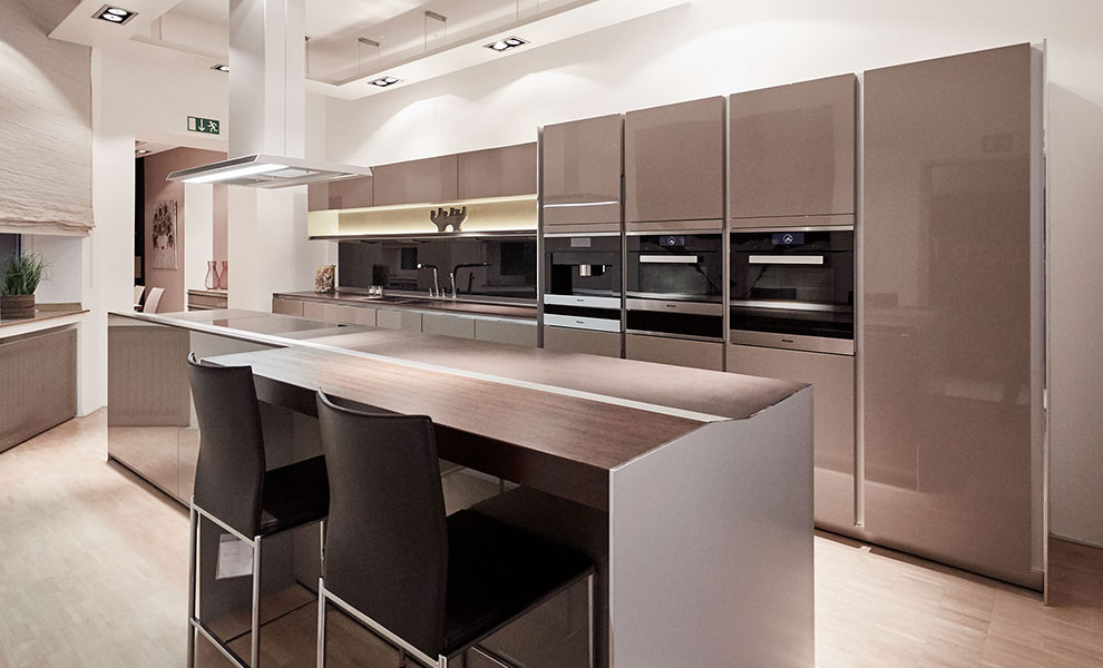 Große Hell Braune Küchenleiste mit Küchengeräten, Kücheninsel als Arbeitsfläche mit Theken Bereich  Große Hell Braune Küchenleiste mit Küchengeräten, Kücheninsel als Arbeitsfläche mit Theken Bereich