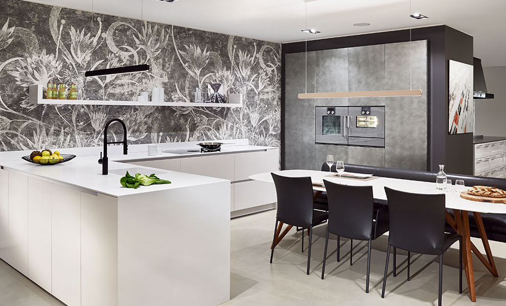 Offene helle L-Küche mit Spüle und Herd, Graue Wandschränke mit Küchengeräten Offene helle L-Küche mit Spüle und Herd, Graue Wandschränke mit Küchengeräten