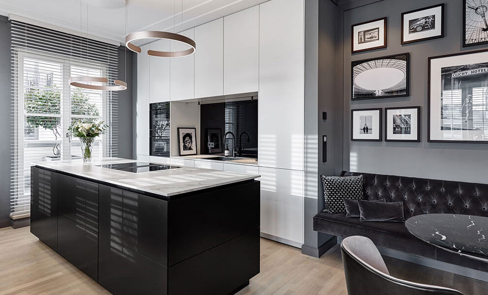 Schwarze offene Küche mit Arbeitsplatte aus Hellen Granit und weißen Schränken 