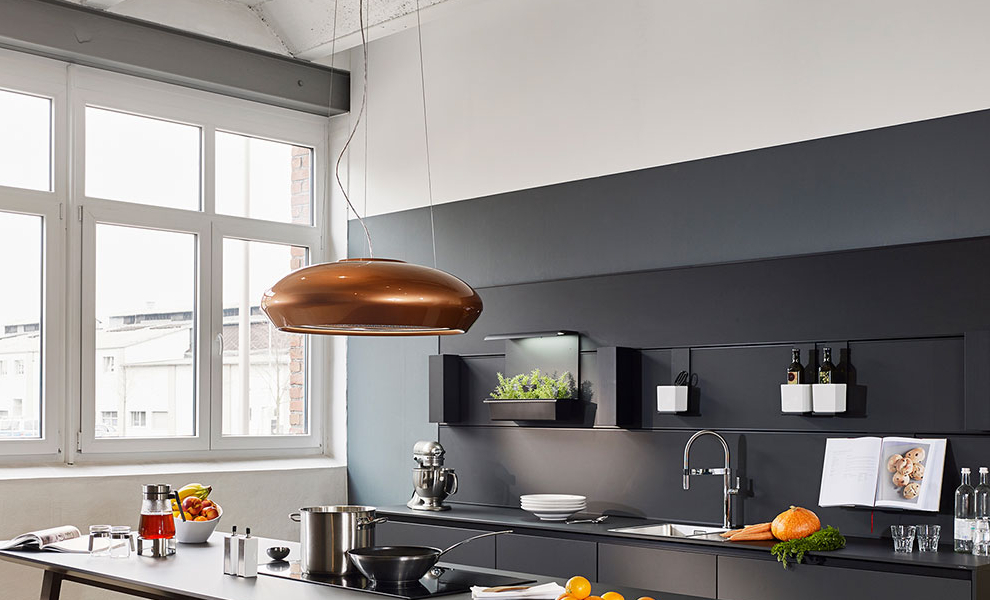 Kleiner Küchentisch mit Herd und gegenüberliegenden schwarzen Küchenarbeitsplatz mit Hängeschränken Kleiner Küchentisch mit Herd und gegenüberliegenden schwarzen Küchenarbeitsplatz mit Hängeschränken