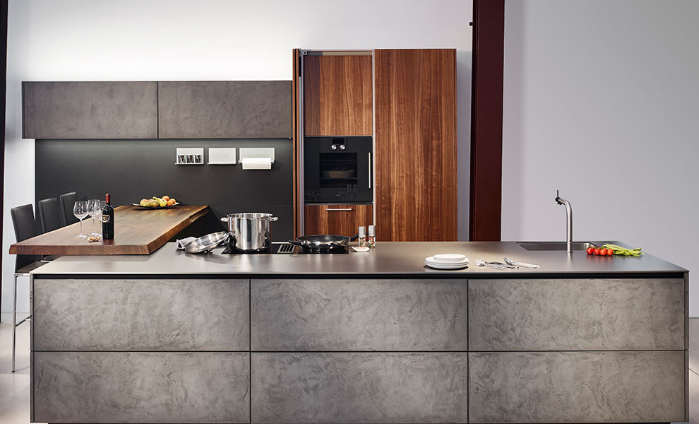 Dunkle L-Küche mit Küchengeräten, einer Theke und Schrank aus Naturholz Dunkle L-Küche mit Küchengeräten, einer Theke und Schrank aus Naturholz