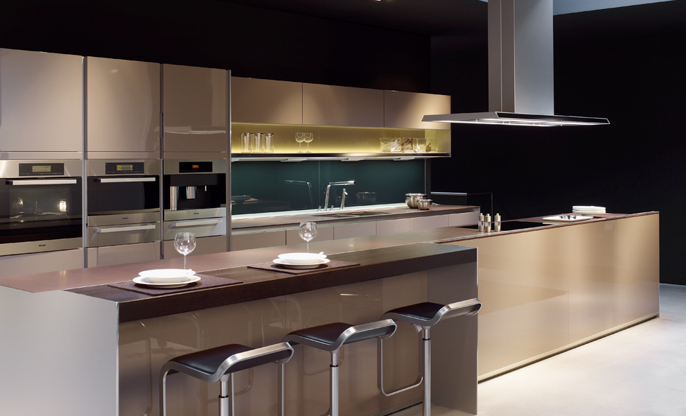 Große Beige Küche mit Länglicher Kücheninsel und Theke. Gegenüber ist eine Arbeitsfläche mit Hängeschränken und Küchengeräten Große Beige Küche mit Länglicher Kücheninsel und Theke. Gegenüber ist eine Arbeitsfläche mit Hängeschränken und Küchengeräten