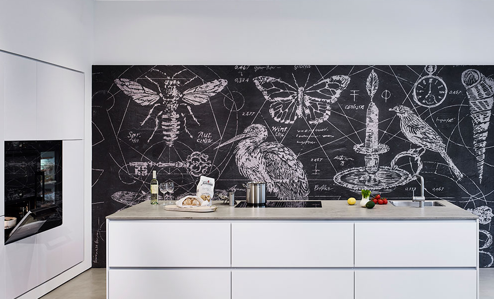 Küchen Insel mit Heller Granit Arbeitsfläche, Küchengeräte und Weißen Schränken Küchen Insel mit Heller Granit Arbeitsfläche, Küchengeräte und Weißen Schränken