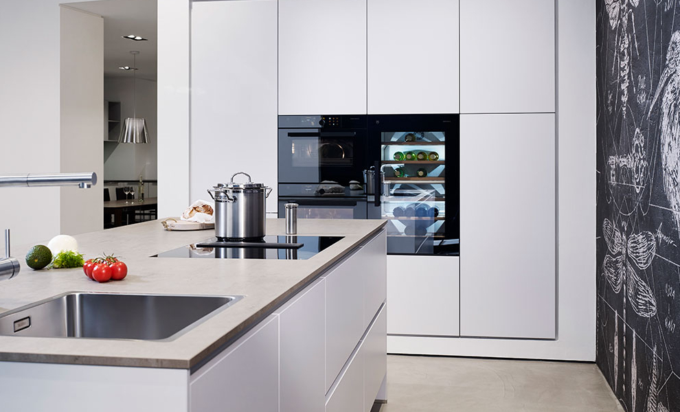 Küchen Insel mit Heller Granit Arbeitsfläche, Küchengeräte und Weißen Schränken Küchen Insel mit Heller Granit Arbeitsfläche, Küchengeräte und Weißen Schränken