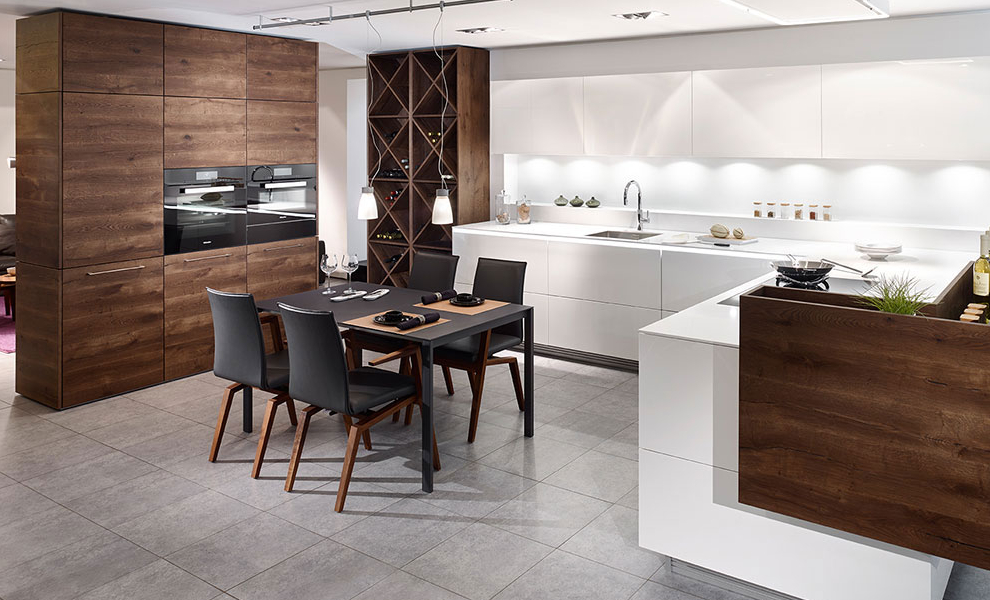 Helle L-Küche mit Hängeschränken und einen Dunkel Naturholz Raumtrenner Helle L-Küche mit Hängeschränken und einen Dunkel Naturholz Raumtrenner