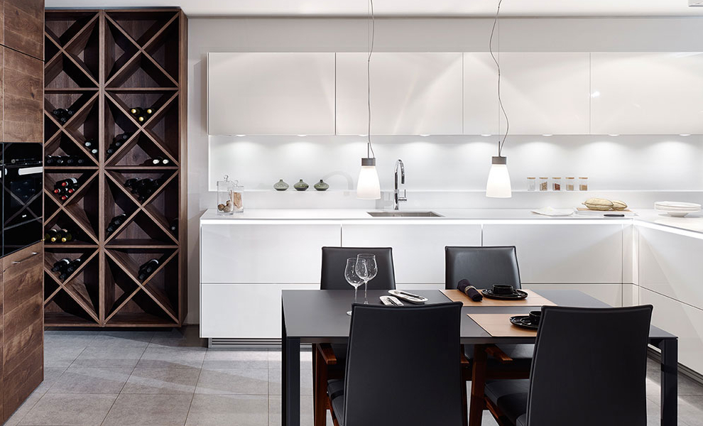 Helle L-Küche mit Hängeschränken und einen Dunkel Naturholz Raumtrenner Helle L-Küche mit Hängeschränken und einen Dunkel Naturholz Raumtrenner