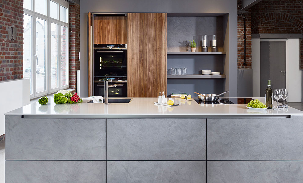 Offene Kücheninsel aus Granit Schränken und Heller Arbeitsfläche Offene Kücheninsel aus Granit Schränken und Heller Arbeitsfläche