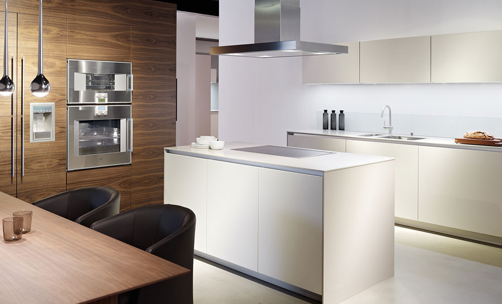 Kleine Küche in weiß mit Kücheninsel und gegenüberliegenden Küchenzeile und Hängeschränken 