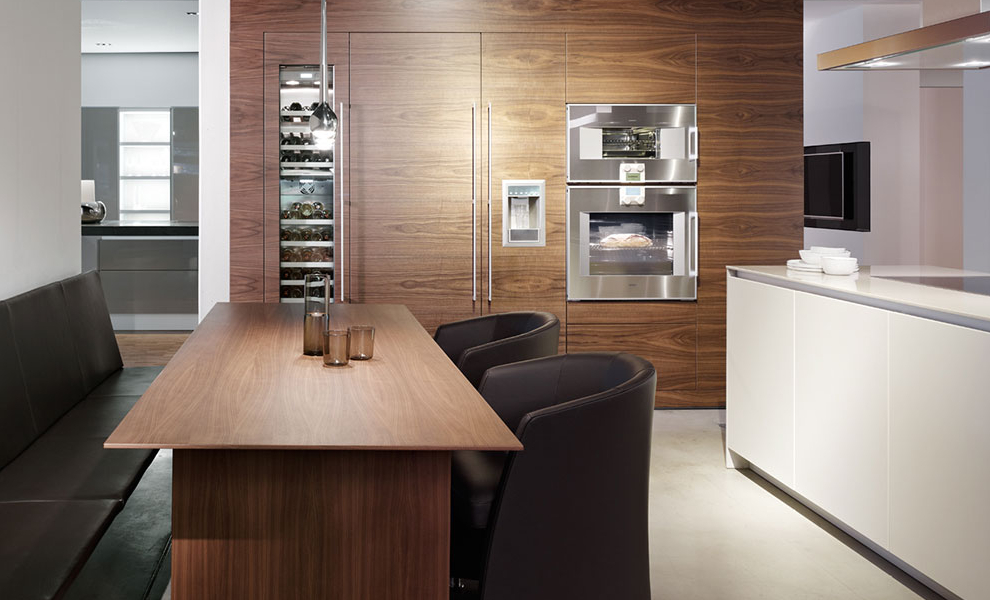 Kleine Küche in weiß mit Kücheninsel und gegenüberliegenden Küchenzeile und Hängeschränken Kleine Küche in weiß mit Kücheninsel und gegenüberliegenden Küchenzeile und Hängeschränken