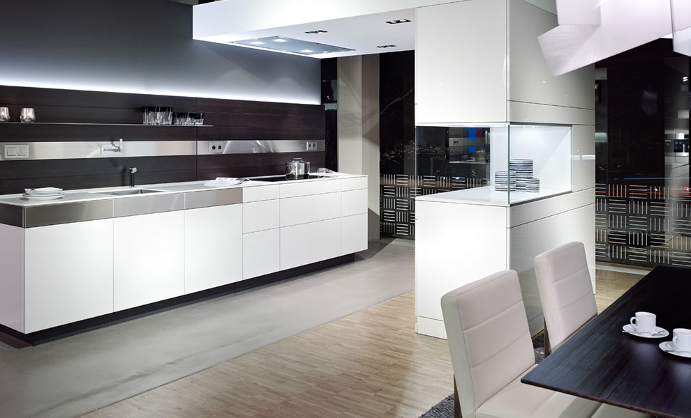 Schwebende weiße Küchenleiste mit Schwarz und Metall Fassade und Raumtrenner Schränken 