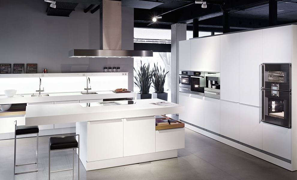 Große weiße Küche mit Kücheninsel, Küchenleiste, Schränken, Theke und Küchengeräte Große weiße Küche mit Kücheninsel, Küchenleiste, Schränken, Theke und Küchengeräte