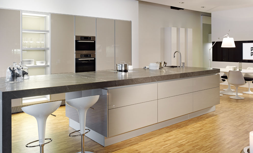 Beige Kücheninsel mit Granit Arbeitsfläche und Theke mit gegenüberliegenden Beigen Schränken Beige Kücheninsel mit Granit Arbeitsfläche und Theke mit gegenüberliegenden Beigen Schränken