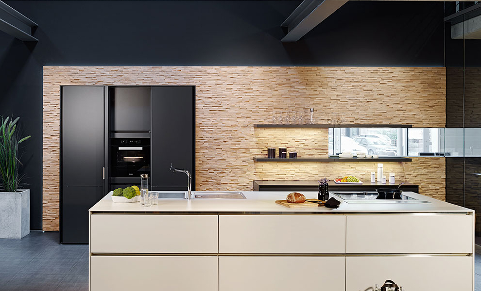 Schwebende schwarze Ablage mit gegenüberliegende weiße Kücheninsel und schwarzen Schrank Schwebende schwarze Ablage mit gegenüberliegende weiße Kücheninsel und schwarzen Schrank