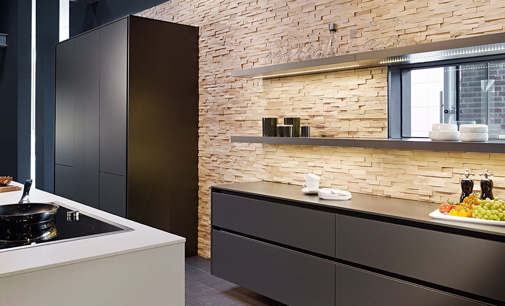 Schwebende schwarze Ablage mit gegenüberliegende weiße Kücheninsel Schwebende schwarze Ablage mit gegenüberliegende weiße Kücheninsel