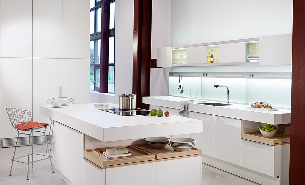 Weiße Küche mit Insel, Theke und gegenüber liegenden Arbeitsfläche mit Wandschränken Weiße Küche mit Insel, Theke und gegenüber liegenden Arbeitsfläche mit Wandschränken