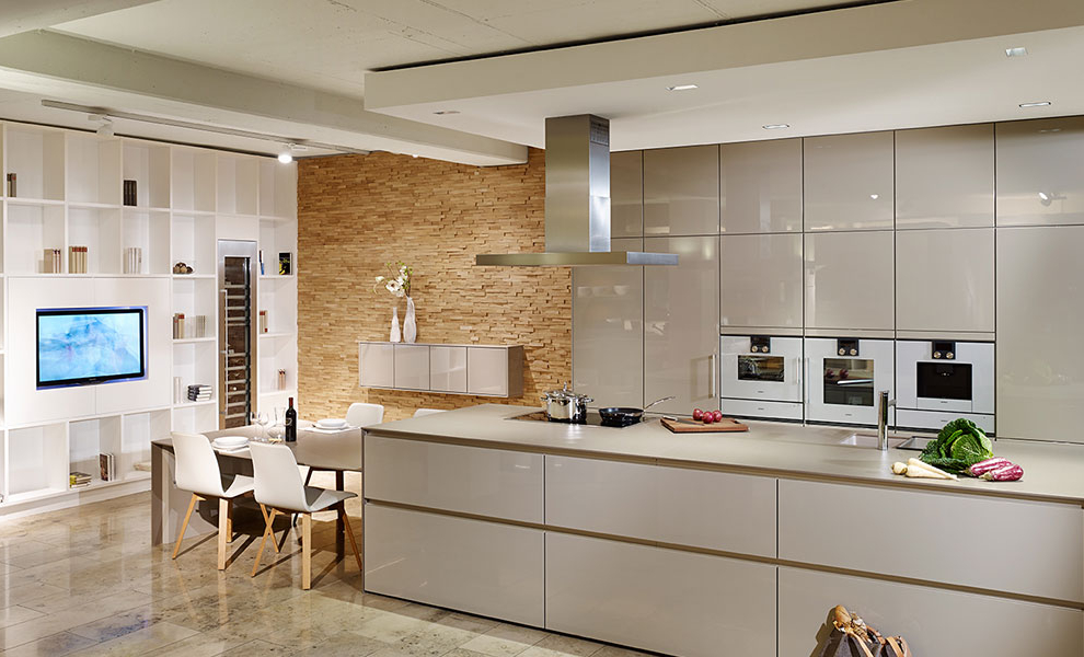 Hell Graue Küche mit Insel und gegenüber liegenden Wandschränken und Küchengeräten Hell Graue Küche mit Insel und gegenüber liegenden Wandschränken und Küchengeräten