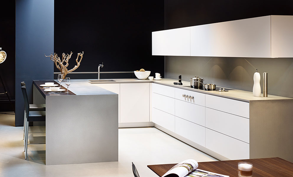 U-Küche mit Theke, grauen Arbeitsfläche, Weißen Schränken und Hängeschranken U-Küche mit Theke, grauen Arbeitsfläche, Weißen Schränken und Hängeschranken