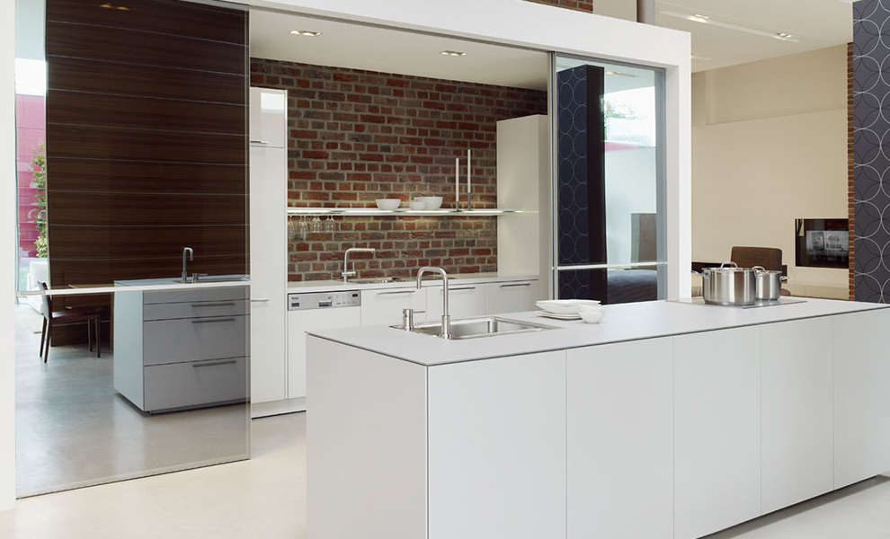 Kleine Weiße Küche in einer Großen Schrank mit Küchengeräten Kleine Weiße Küche in einer Großen Schrank mit Küchengeräten