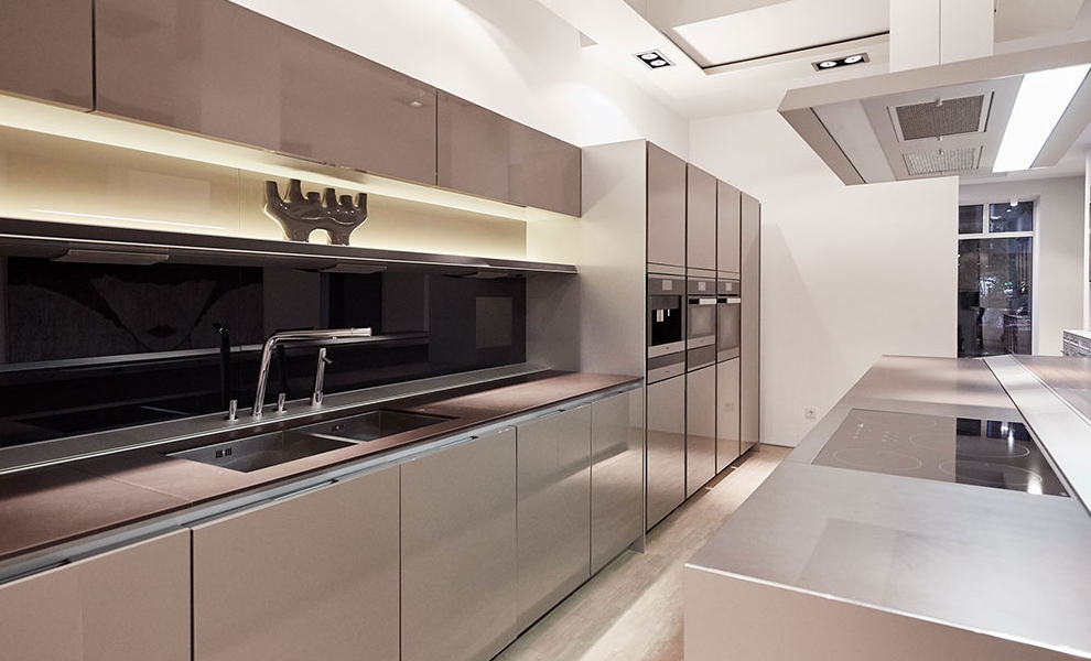 Große Hell Braune Küchenleiste mit Küchengeräten, Kücheninsel als Arbeitsfläche mit Theken Bereich Große Hell Braune Küchenleiste mit Küchengeräten, Kücheninsel als Arbeitsfläche mit Theken Bereich