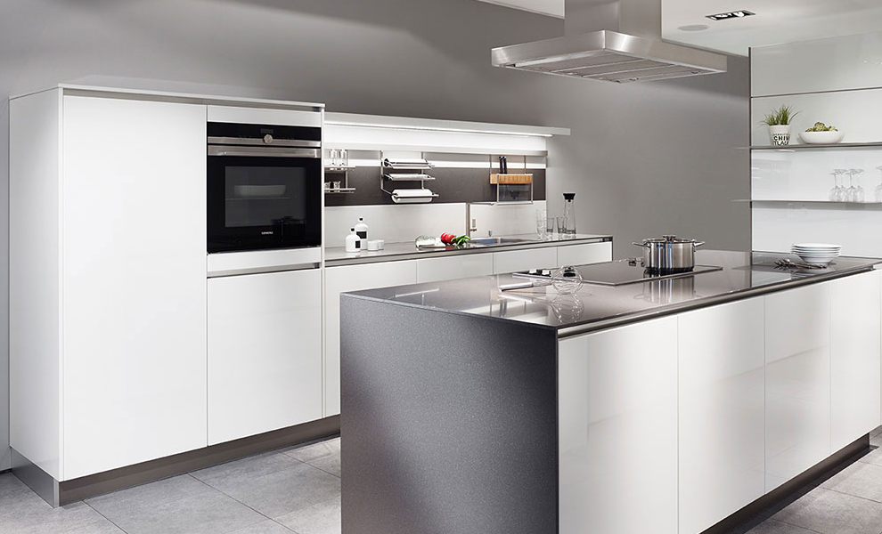 Helle Küchenleiste mit Insel und Küchengeräten Helle Küchenleiste mit Insel und Küchengeräten