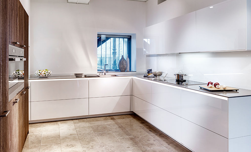 Große Helle L-Küche mit anliegenden Schränken aus Dunklen Naturholz und Küchengeräten Große Helle L-Küche mit anliegenden Schränken aus Dunklen Naturholz und Küchengeräten