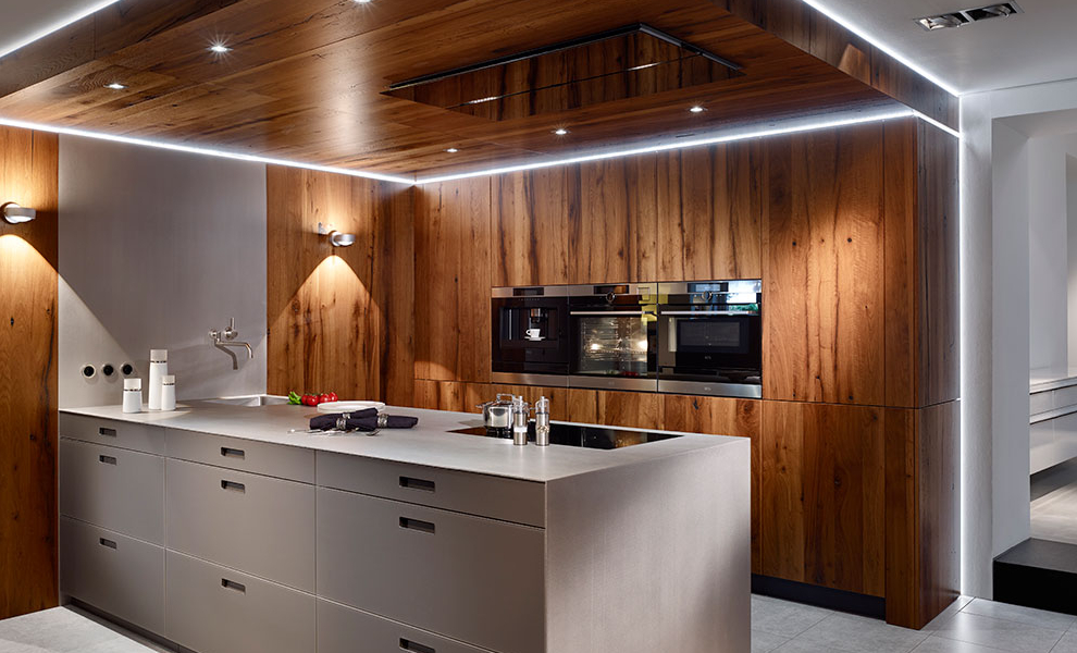 Kleine Küchenecke mit Schränken aus Dunklen Naturholz und einer Grauen Küchenarbeitsfläche Kleine Küchenecke mit Schränken aus Dunklen Naturholz und einer Grauen Küchenarbeitsfläche