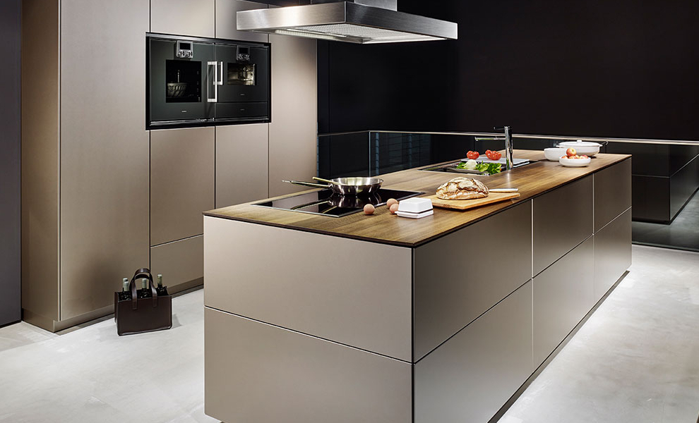 Kücheninsel und Wandschrank in hell Braun mit Naturholz Arbeitsfläche Kücheninsel und Wandschrank in hell Braun mit Naturholz Arbeitsfläche