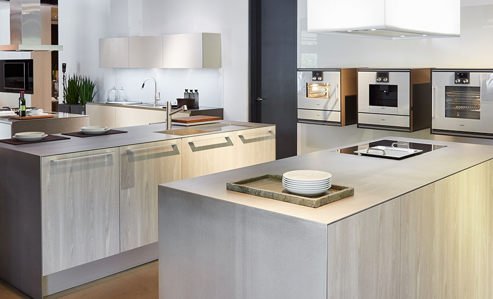 Blick auf unsere Musterküchen im Showroom Blick auf unsere Musterküchen im Showroom