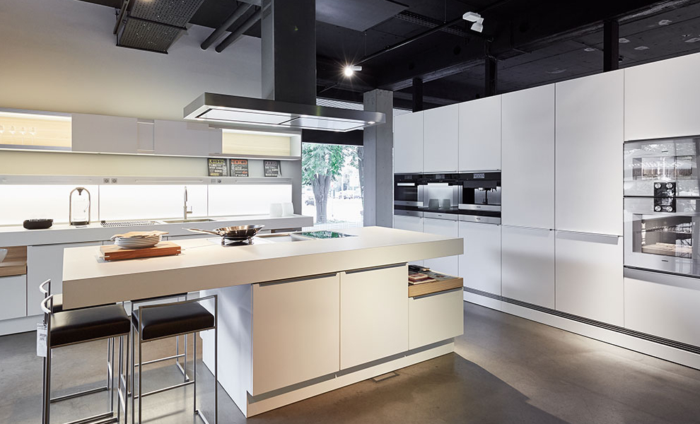 Weiße Kochinsel mit Sitzgelegenheit Weiße Kochinsel mit Sitzgelegenheit