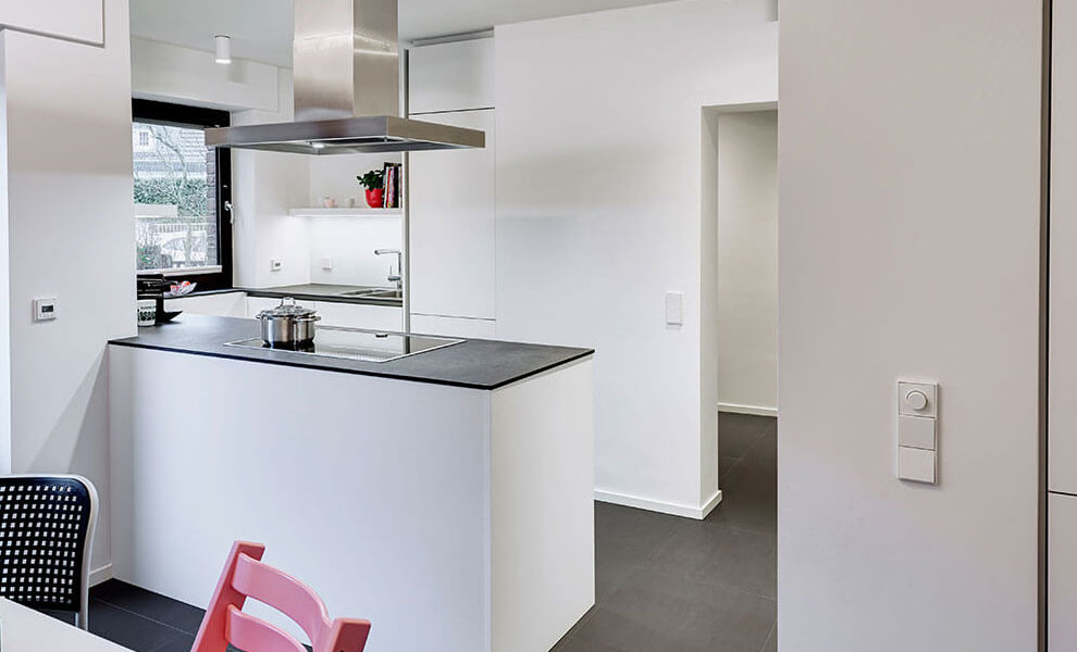 Helle Küche in U-Form mit kontraststarken Arbeitsflächen