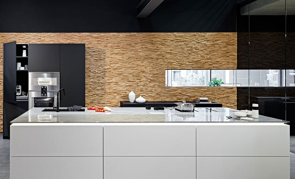 Wohnkonzept Küchen Musterküche MK22 Holzwand
